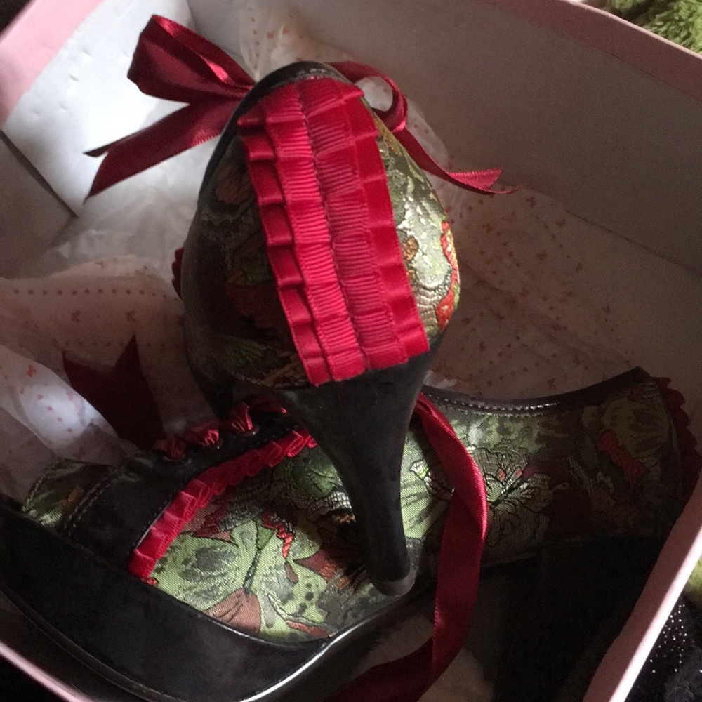 Shoes - Picture 5 of 6